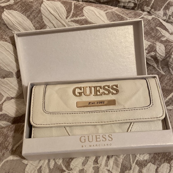 Guess white wallet new with box with tags - Picture 3 of 9